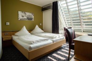 IllingenHotel Burg Kerpen的酒店客房设有床和窗户。