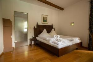 IllingenHotel Burg Kerpen的一间卧室配有带白色枕头的床