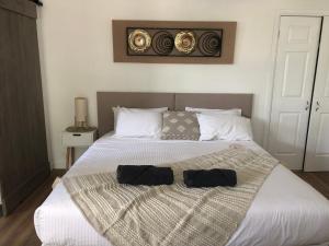 Marks PointLakeside Bungalow的一间卧室配有一张大床和两条毛巾