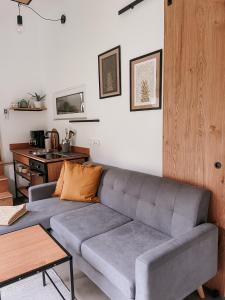 埃京Modernes Tinyhouse Trailer Cabins am Waldrand - mit Seezugang的客厅配有沙发和桌子