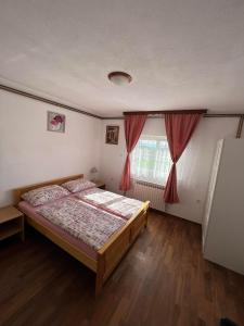 Vrelo KoreničkoApartments Marija的一间卧室设有一张床和一个窗口