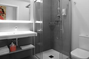 埃瓦尔Eibarrooms - Auto Check-in的带淋浴和盥洗盆的浴室