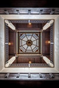 马拉喀什里亚德水疗巴伊亚萨拉姆酒店的一间天花板上装有时钟的房间