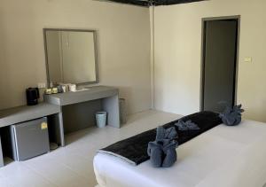 高兰Siam Flora Resort Koh Lanta的一间卧室配有床、水槽和镜子