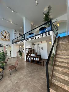 艾卜哈Mabeet Residances的大楼内有楼梯的咖啡店