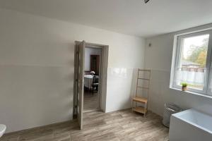 莫斯特Dům nad Jezerem - apartmán I.的白色的客房设有1间带水槽和窗户的浴室