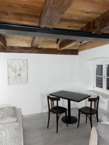 帕绍24-7 Apartment Passau的一间用餐室,配有黑色的桌子和椅子