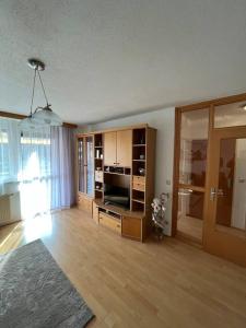 格拉茨Apartment in einer ruhigen Umgebung in Graz的一间空客厅,配有电视;一间房间,