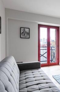 伦敦City Riverview Apartment with Parking的带沙发和窗户的客厅