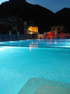 真加Hotel Terme di Frasassi的夜晚的蓝色水池