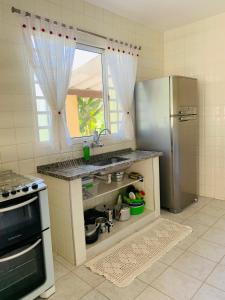 圣代佩德罗Aguas de São Pedro ambiente Familiar e Aconchegante的厨房配有水槽和冰箱
