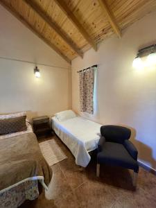 普埃洛湖Valle Puelo的一间卧室配有一张床和一把椅子