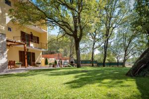 BiskoVilla Breeze - perfect getaway in untouched nature的一座大院子,有树木和房子
