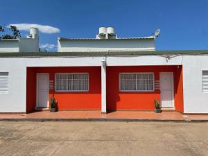 帕特拉德拉帕特拉Apart Alto Parana的红白的建筑,有两个门