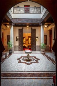 马拉喀什里亚德水疗巴伊亚萨拉姆酒店的一座建筑中间带喷泉的庭院