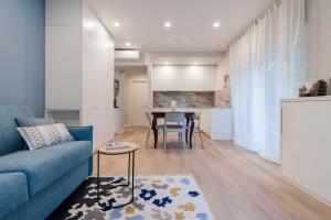 圣雷莫Ariston & Casinò - Appartamento con Giardino e Garage的客厅配有蓝色的沙发和桌子