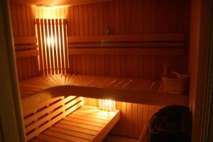 拉布雷斯勒斯奥森提斯勒图奥克斯索斯度假屋的内部光线充足的桑拿浴室