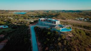 Juana Koslay Altos de Los Paraísos Vista al lago y sierras的享有带游泳池的房屋的空中景致