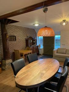 莱米尔de Stjelp Pleats的客厅配有木桌和椅子