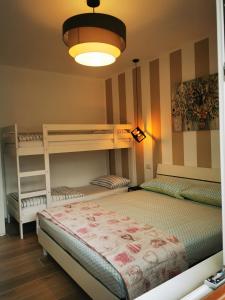 大圣玛丽亚Appartamento la Canvetta的一间卧室配有两张双层床和一盏灯。