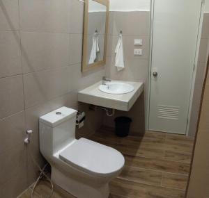 巴迪安SBG Resort Lambug的浴室配有白色卫生间和盥洗盆。