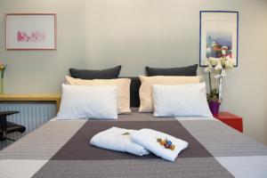 StrovolosStrovolos Value Suites的一间卧室配有一张床,上面有两条毛巾