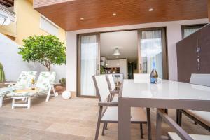卡亚俄萨尔瓦赫5 bedrooms villa La Laja的一间配备有白色桌椅的用餐室