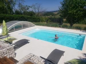 BrionGite 5 étoiles 6 pers 113m2 vue de rêve PISCINE RIEN QUE POUR VOUS !的妇女在游泳池游泳