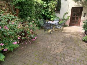 茨维考L118 Vermietungen的庭院配有桌椅和鲜花