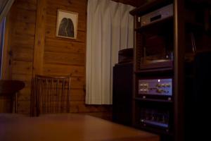 妙高björk （森の宿 ビヨルク）的一间带电视和桌子的客厅