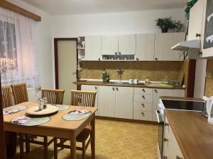 KošťálovPřízemí rodinného domu的厨房配有桌椅和桌子。