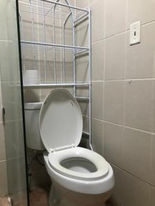 Bajo BoqueteAxelmaria的浴室设有白色卫生间和金属架