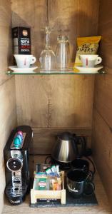 卡迪夫加的夫靛蓝酒店的厨房配有带茶壶的炉灶