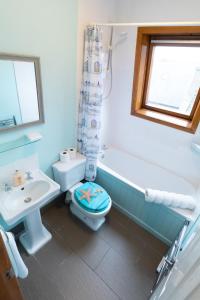 斯通黑文Beach View Apartment的浴室配有卫生间、浴缸和水槽。