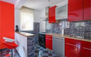 VinežNice Home In Labin With Jacuzzi的一间带红色橱柜和水槽的厨房