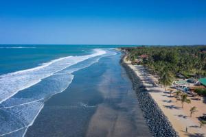 班珠尔Fajara Suites, Bakau, Banjul, Gambia的享有棕榈树海滩和大海的空中景致