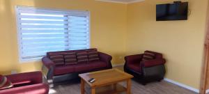 巴拉斯港Cabañas Quimantu-Aguas Calientes的客厅配有沙发和椅子