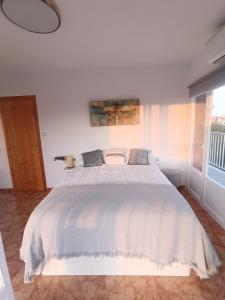 坎佩略California Suite - All-day Sunny 2-Bedroom Apartment的卧室内的一张白色床,设有窗户