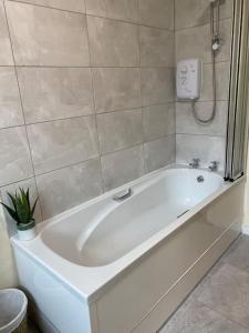 阿达拉Glengesh Court. Ardara town centre.的浴室设有白色浴缸。