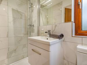 SouthowramWaterside Lodge Four - Uk36706的白色的浴室设有水槽和淋浴。