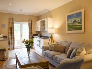 阿伯福伊尔Craigmore View-uk34220的客厅配有沙发和桌子