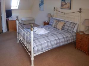 锡德茅斯The Costal Hideaway的一间卧室配有一张带铺着平底毯的床