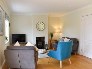 DanehillCrown Cottage的客厅配有两张沙发和一张蓝色椅子