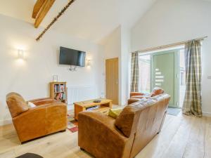 Trimdon GrangeAbigails Cottage的客厅配有两张沙发和一台电视机
