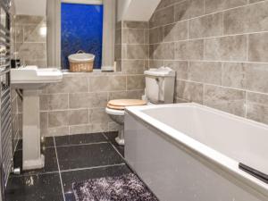 HunwickStonebank Cottage - Uk35686的带浴缸、卫生间和盥洗盆的浴室