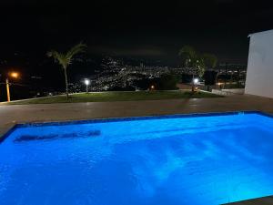 LebrijaSe Alquila Hermosa Cabaña Turquesa的城市的蓝色游泳池