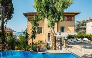 圣米歇尔迪帕加纳Girasole的房屋前有游泳池的房子