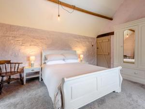 Matlock BankSitch Farm的卧室配有一张白色的大床和一张桌子