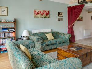 斯通豪斯Leonard Barn的客厅配有沙发和桌子