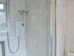 特伦Tigh Beag的带淋浴的浴室,浴室设有玻璃淋浴间,位于后门